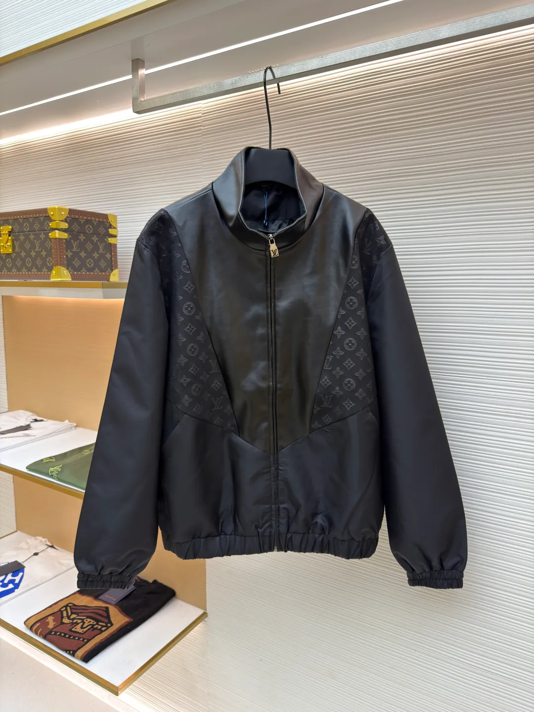 LOUIS VUITTON Presbyopic embossed stitching leather jacket ●Original version: Purchased and developed at 32999 ●Item number: 1681437-C10 ●Fabric: nylon fabric ●Technology: embossed production ●Version: fitted version ●Weight: about 815 grams ●Size: S-M-L-XL ●Description: The main body of the garment is made of 100% nylon material, which is very breathable. You will not feel stuffy at all when wearing it. The cuffs, collar and front are all made of soft sheep leather, which is smooth to the touch and has a full texture! Classic Monogram embossed suede leather inserts. The high collar design with elastic cuffs and hem is not only windproof and warm, but also allows you to move freely without feeling restricted at all! The zipper opening and closing design on the side is also very considerate, making it very convenient to put on and take off. There are also practical pockets on both sides, which can hold many small items. It is fully functional and can be matched with many types of clothing to create a fashionable look. The overall wiring is straight and delicate, the fabric is comfortable and soft, and the color is consistent without color difference. It can be matched with the same style to create a fashionable look and control various occasions. Customized accessories, complete with three standards, same style for men and women!